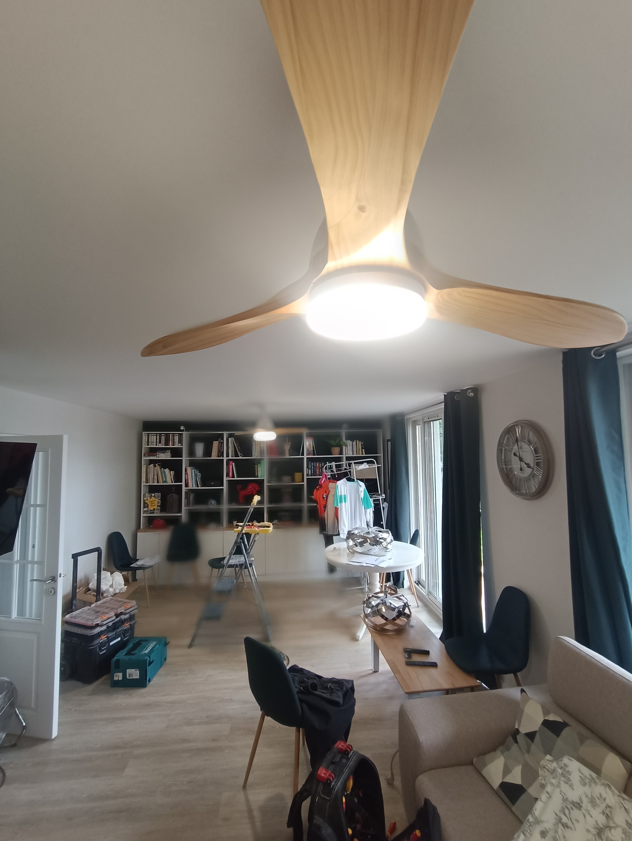 Ventilateur de plafond avec lumière intégrée installé dans un salon à Bordeaux